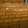 Ein Hörsaal mit leeren Sitzen