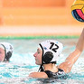 Wasserball-Spielerin Finja Denker in Aktion kurz vor dem Wurf.
