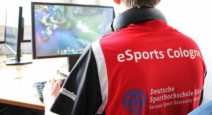 Spiele des eSport-Hochschulteams vor dem Rechner