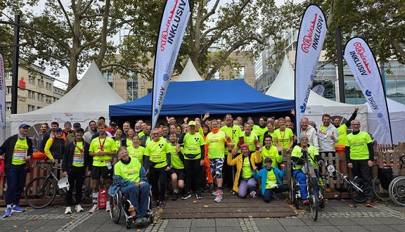 Gruppenfoto mit Teilnehmenden des Staffelmarathons
