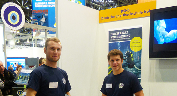 Messestandbetreuer am Stand der UW auf der BOOT 2015