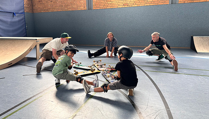 Praxiseinheit mit Kindern als Proband*innen bei der Lehrerfortbildung „Skateboarding in der Schule“