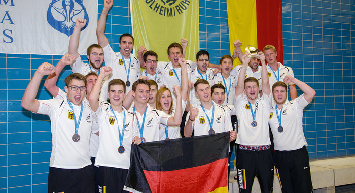 Max Salzig (Reihe vorne, 3. v.l.) und das VDST-Team feiern die Bronze-Medaille