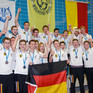 Max Salzig (Reihe vorne, 3. v.l.) und das VDST-Team feiern die Bronze-Medaille