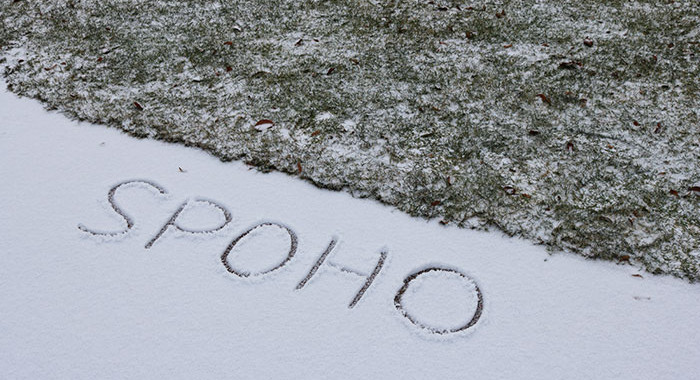 Schriftzug SPOHO im Schnee auf einer Wiese