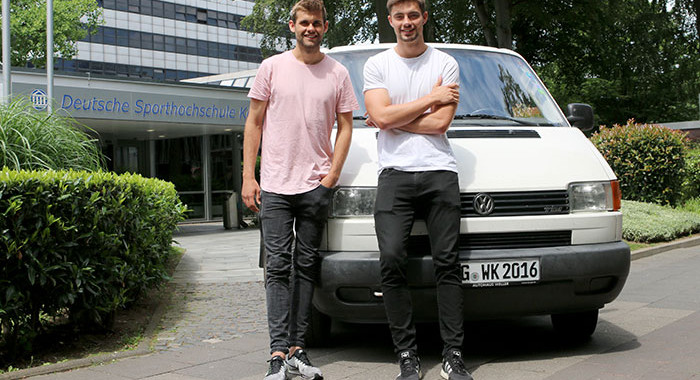 Anton Witzmann (li.) und Philip Konrad mit ihrem T4 vor der Sporthochschule.