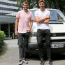 Anton Witzmann (li.) und Philip Konrad mit ihrem T4 vor der Sporthochschule.