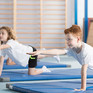 Kinder turnen im Sportunterricht. Foto:©PhotographeeEU/Shutterstock.com