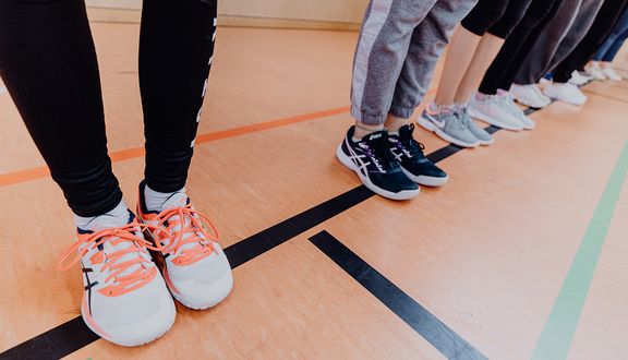 Sportschuhe in Sporthalle
