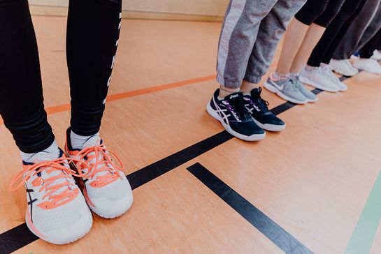 Sportschuhe in Sporthalle