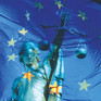 Die griechische Göttin Justitia in einer Europa-Flagge Die griechische Göttin Justitia in einer Europa-Flagge