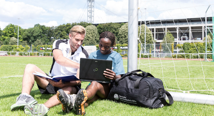 Studierende auf dem Stadionrasen©DSHS Pressestelle