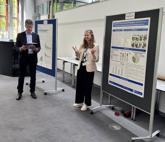 Annika Schnalke präsentiert ihr Poster zu Krafttraining in ambulanten Herzgruppen.
