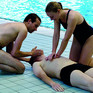 Studierende während einer Übung in der Weiterbildung zum DLRG Rettungsschwimmabzeichen in Silber.