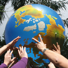 Zertifikatsteilnehmer halten einen Ball in Globusgestalt hoch. Foto:©DSHS Pressestelle