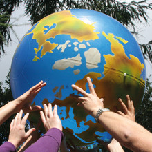 Zertifikatsteilnehmer halten einen Ball in Globusgestalt hoch. Foto:©DSHS Pressestelle