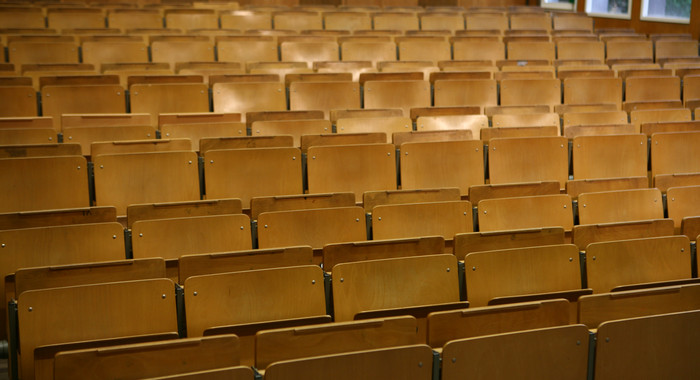 Ein Hörsaal mit leeren Sitzen