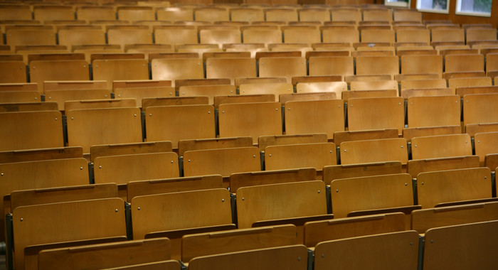 Ein Hörsaal mit leeren Sitzen