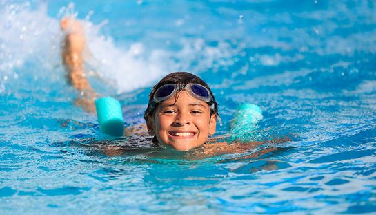 Kinder üben bei unseren Weiterbildungen ihre schwimmerischen Grundfertigkeiten. Foto: ©Cassiohabib/Shutterstock.com
