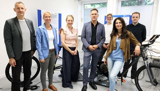 Serap Güler mit Vertreter*innen der Deutschen Sporthochschule Köln
