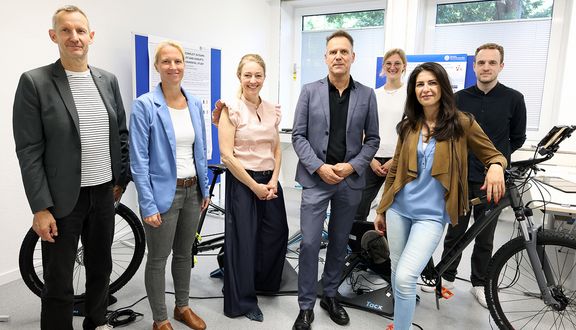 Serap Güler mit Vertreter*innen der Deutschen Sporthochschule Köln
