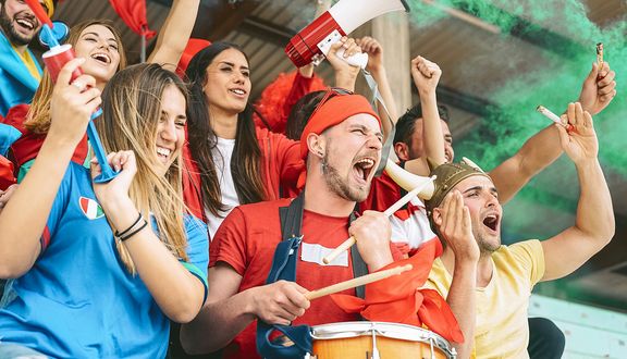 Fans jubeln im Stadion
