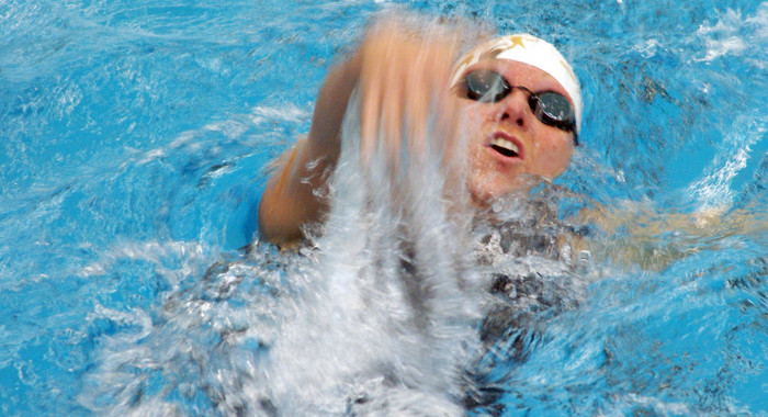 Paraylmpics-Siegerin Kirsten Bruhn im Wasser