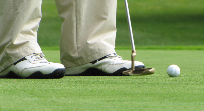 Ein Golfspieler vor dem Loch