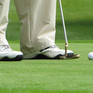Ein Golfspieler vor dem Loch