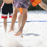 Unterschenkel auf dem Beachvolleyballcourt