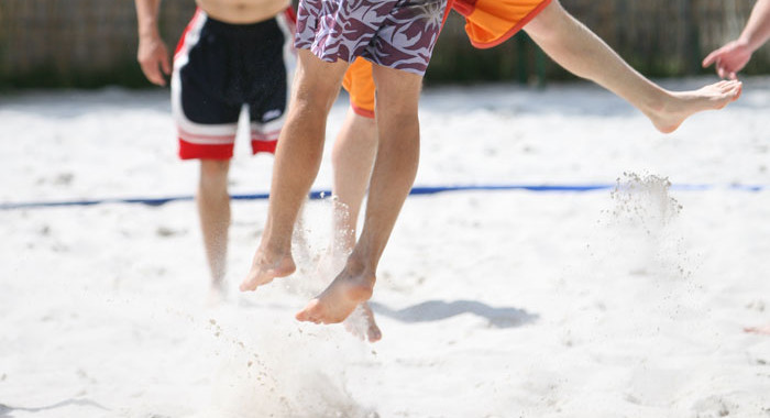 Unterschenkel auf dem Beachvolleyballcourt