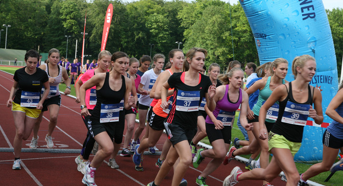 Frauen auf de rTartanbahn beim Ausdauerlauf