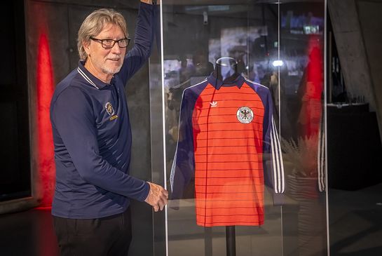 Toni Schumacher mit seinem Trikot aus dem WM-Halbfinale 1982 im Deutschen Fußballmuseum 

