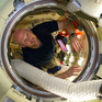 Alexander Gerst in der Luke zum russischen Forschungsmodul MRM-1 (Quelle: NASA: 2Explore)