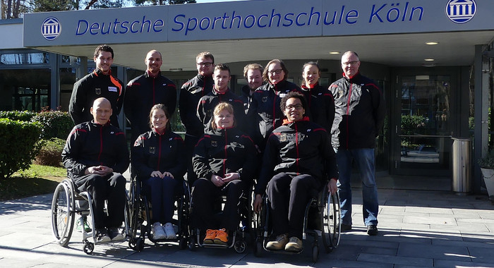 Para-Badminton Nationalmannschaft vor dem Haupteingang der Sporthochschule