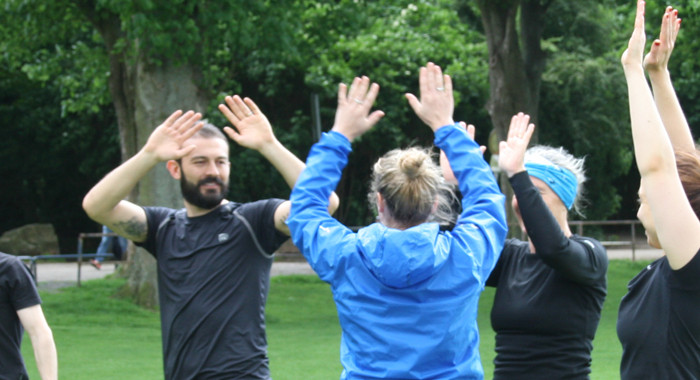 SportlerInnen klatschen sich nach einem erfolgreichen Training ab.