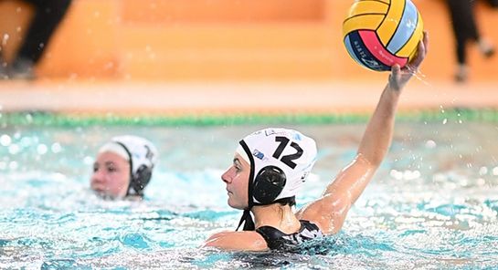 Wasserball-Spielerin Finja Denker in Aktion kurz vor dem Wurf.
