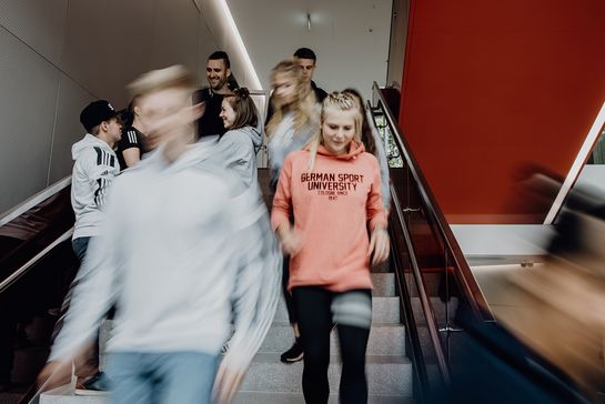 Studierende laufen eine Treppe herunter
