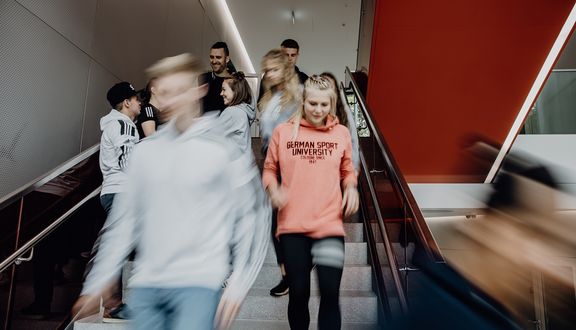 Studierende laufen eine Treppe herunter
