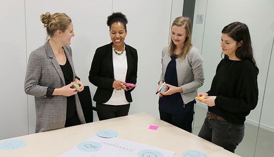 Teilnehmerinnen aus dem Jahr 2021 bei einem der internen Netzwerktreffen.
