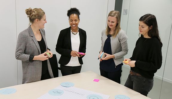 Teilnehmerinnen aus dem Jahr 2021 bei einem der internen Netzwerktreffen.
