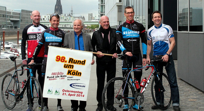 Ausdauersportler Elmar Sprink (links außen), Sporthochschul-Mitarbeiter Dr. Helge Knigge (rechts außen) Elmar Spink, Helge Knigge und weitere Fahrer & Organisatoren von Rund um Köln
