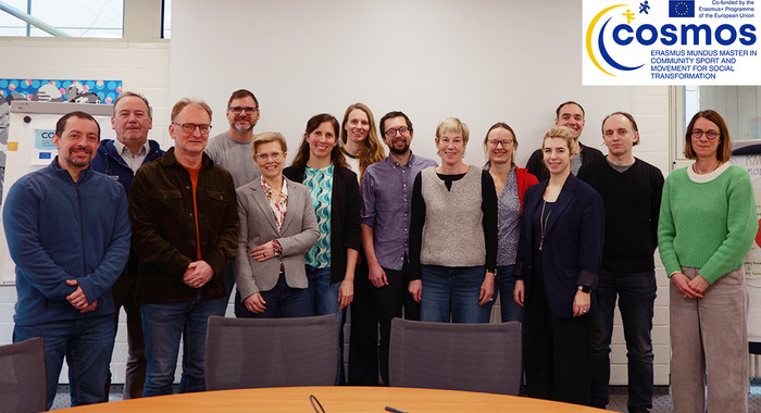 Gruppenfoto mit Projektpartnern und Cosmos-Logo