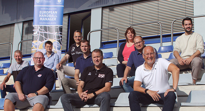Einige der 14 Absolvent*innen des European Handball Managers mit Studiengangsleiter Dr. Stefan Walzel (oben links)