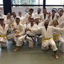 Judodozent Johannes Karsch (Mitte mit schwarzem Gürtel) und die stolzen Prüflinge mit gelben Gürteln (Foto: Rachel Wittschier)