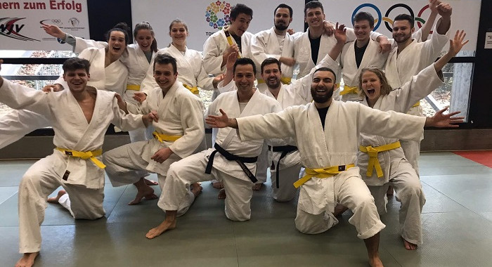 Judodozent Johannes Karsch (Mitte mit schwarzem Gürtel) und die stolzen Prüflinge mit gelben Gürteln (Foto: Rachel Wittschier)