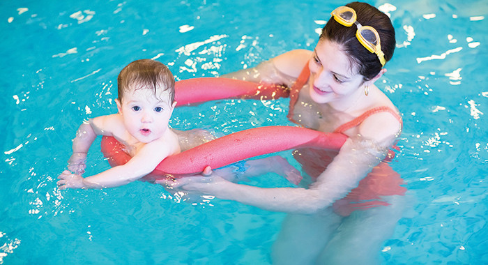 Kind beim Kinderschwimmen zusammen mit einer Frau. ©famveldman/Fotolia