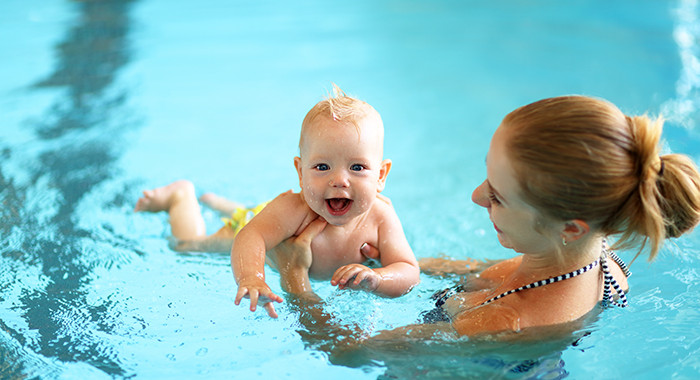 Mutter mit Baby beim Säuglingsschwimmen. Foto: ©Evgeny Atamanenko/Shutterstock.com