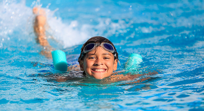 Kinder üben bei unseren Weiterbildungen ihre schwimmerischen Grundfertigkeiten. Foto: ©Cassiohabib/Shutterstock.com