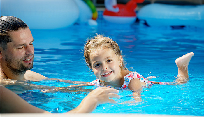 Kind hat Spaß beim Kinderschwimmen im Schwimmbad. Kind hat Spaß beim Kinderschwimmen im Schwimmbad.